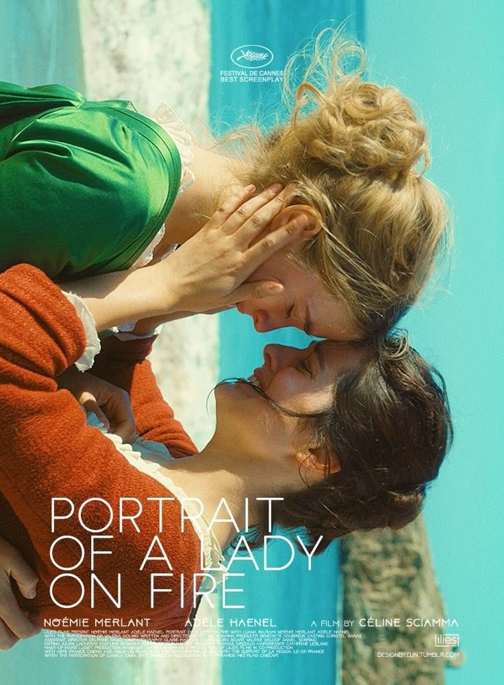 Adèle Haenel (Héloise)  y  Noémie Merlant (Marianne) abrazadas en la portada de retrato de una mujer en llamas con la playa en el fondo.