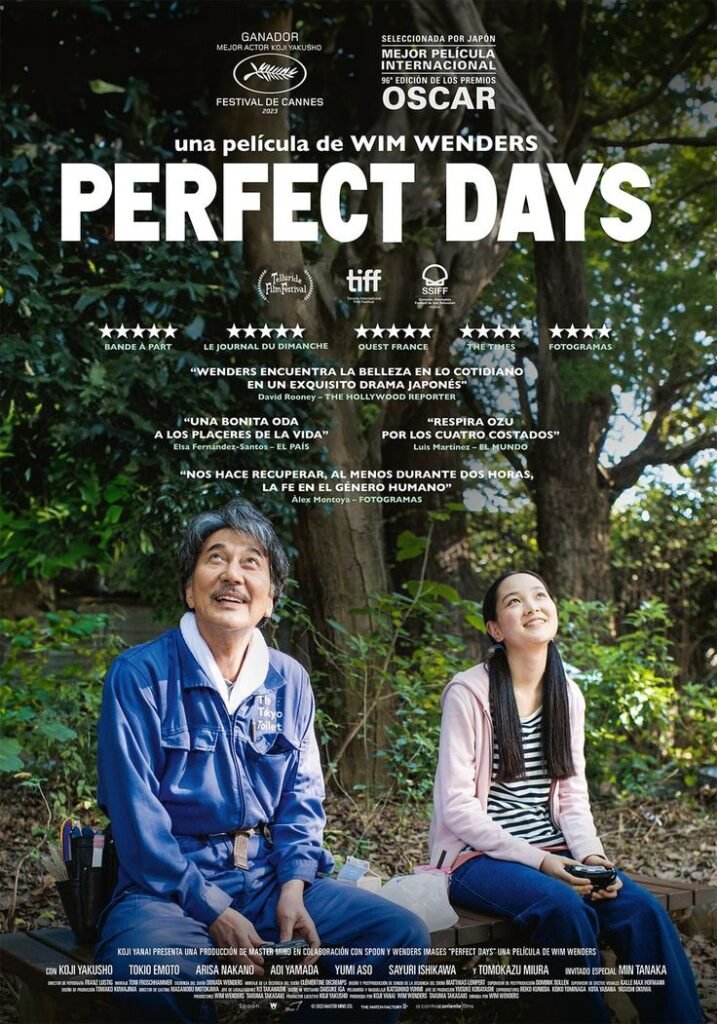 Kōji Yakusho (Hirayama) y Aoi Yamada (Aya) sentados en el bosque y sonrientes para la portada de perfect days