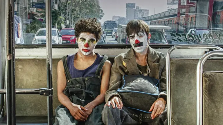 Dos chicos (Benny Emmanuel y Gabriel Carbajal) disfrazados de payasitos en el fondo del transporte publico de Ciudad de México.